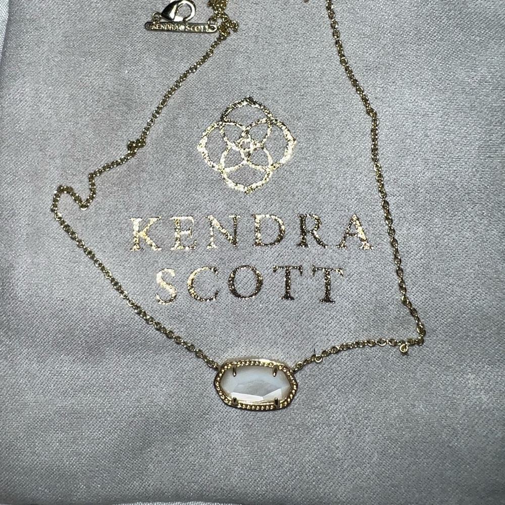 Kendra Scott necklace